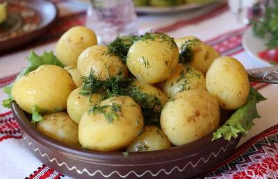 На главную ошибку в приготовлении картофеля, которую допускают многие, указал врач
