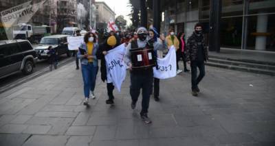 В Тбилиси поднялся молодежный бунт против комендатского часа - видео с акции протеста