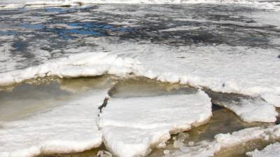 Любитель зимней рыбалки утонул в ледяной воде в Воронеже