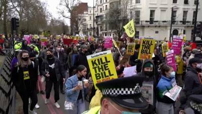Практически по всей Британии проходят акции протеста
