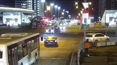 Возле станции метро Беговая столкнулись два автомобиля: видео