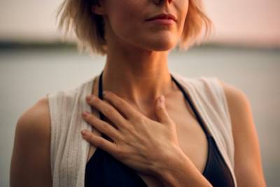 Дышим ровно: как дыхательные практики помогут справиться с тревогой