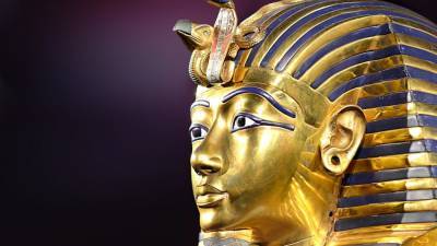 Мумии фараонов торжественно провезли вдоль берега Нила в Египте
