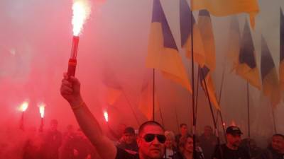 В Одессе националисты подожгли флаг России и зажгли фаеры у консульства России