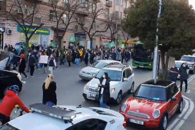 Протестующие у здания парламента в Тбилиси требуют отмены комендантского часа
