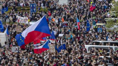 Тысячи жителей Чехии собрались на антироссийские акции протеста