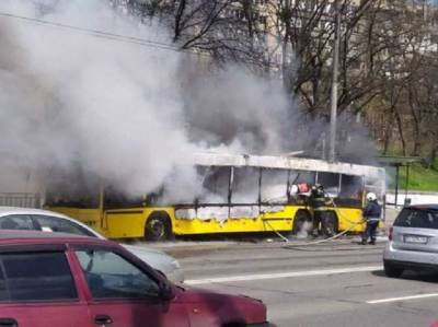 Повезло, что не заклинило двери: в Киеве на ходу загорелся и полностью выгорел пассажирский автобус
