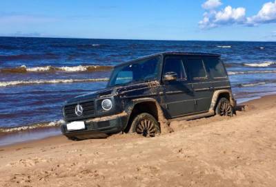 Местные жители нашли застрявший в песке "Гелендваген" на берегу Финского залива
