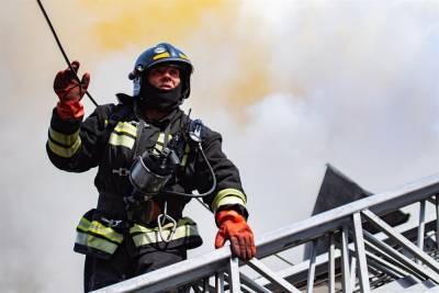 Пожарные эвакуировали 23 человек из горящего дома в центре Томска
