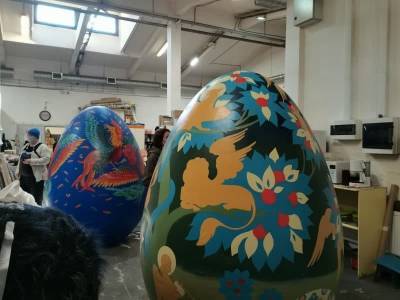 Фото: арт-объекты в виде огромных пасхальных яиц создали в Петербурге
