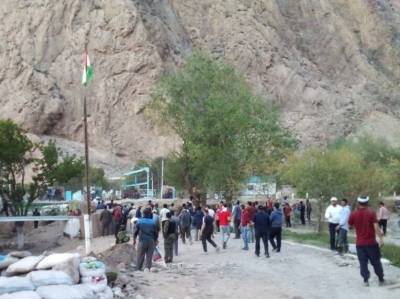 Кыргызстан и Таджикистан договорились о полном прекращении огня. Более сотни человек пострадало, есть погибшие