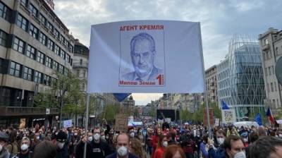 В Праге около 10 тысяч человек протестовали против «агента Кремля» Земана