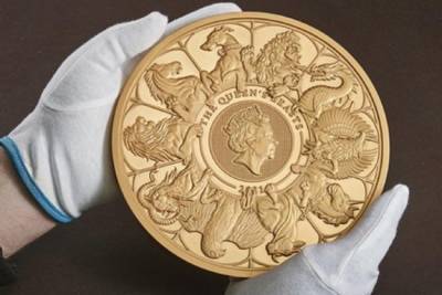 Королевский монетный двор Великобритании изготовил самую крупную в истории золотую монету (видео)