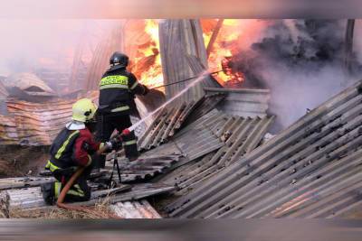 Крупный пожар произошел на складе пиломатериалов в Чебоксарах