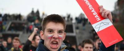 Политологи: Теневые штабы Навального продолжат курировать наемных...