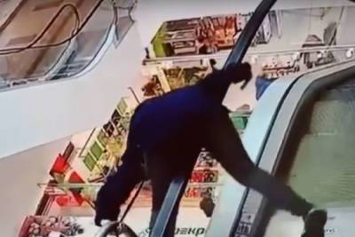 Появилось видео падения подростка с эскалатора в Твери
