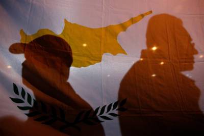 Кипр захотел отобрать больше половины выданных «золотых паспортов»