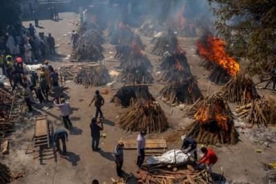 Как в Индии массово сжигают тела жертв коронавируса: жуткие видео кремации