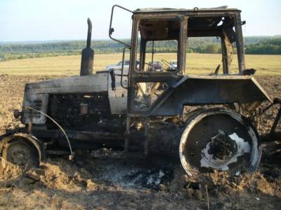 В Чериковском районе в поле сгорел трактор