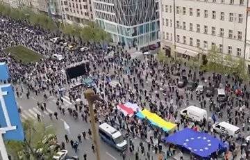 Видеофакт: Бело-красно-белый флаг на митинге в Чехии