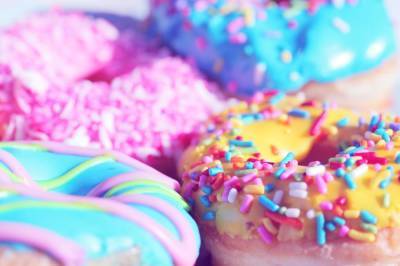 Диетолог поделилась способом сокращения потребления сладостей при помощи их долгого смакования