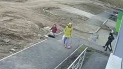 Камера сняла момент падения ребенка в канализацию в Уфе
