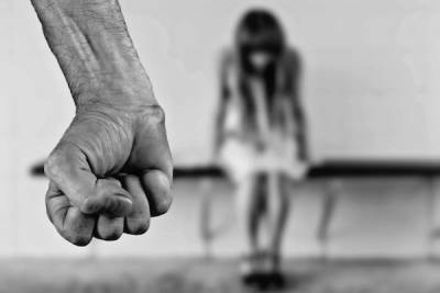 В Петербуржце задержали педофила, изнасиловавшего своих четырехлетних дочерей