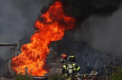 Масштабный пожар на химзаводе в США: население прилегающих районов экстренно эвакуируют