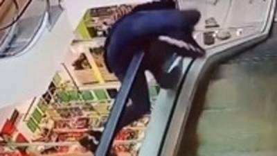Появилось видео падения мальчика с эскалатора в торговом центре в Твери