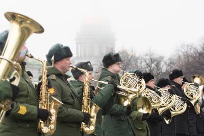 На Дворцовой площади проходит первая репетиция парада с техникой.