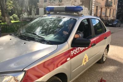 В Тверской области мужчина угрожал женщине убийством возле дома