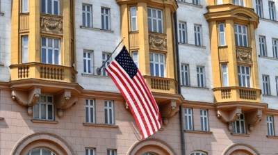Посольство США в России резко сокращает выдачу виз