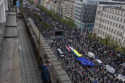 В Праге вышли на массовый протест из-за поддержки РФ президентом Земаном