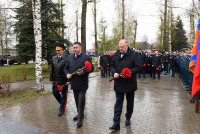 Игорь Руденя возложил цветы к памятнику спасателей в Твери