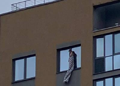 Спасаясь от пожара, 11-летняя девочка в Екатеринбурге вылезла на карниз 17-го этажа