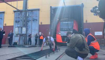 Денис Вовк установил мировой рекорд, сдвинув 274-тонную «Ласточку» с вагонами почти на 5 метров