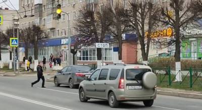 В Новочебоксарске человек со сломанной челюстью пинал проезжающие машины