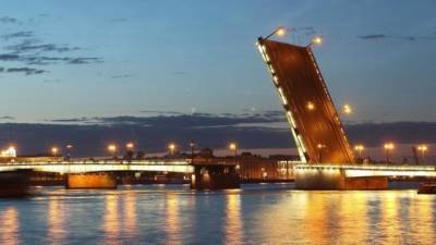 На неделю раньше завершили ремонт покрытия Литейного моста в Петербурге