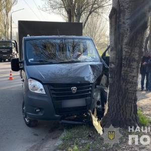 В Заводском районе Запорожья автомобиль «ГАЗ» влетел в дерево: водитель погиб. Фото