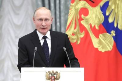 Путин присвоил звания Героя Труда трактористу, крановщице, худруку и двум менеджерам