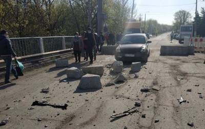 В Славянске авто снесло бетонный блок на мосту