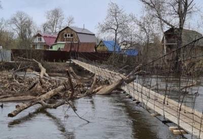 В Башкирии сухостой наклонил пешеходный мост через реку Дему