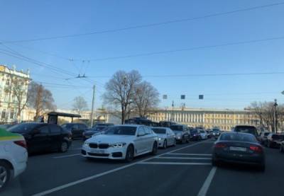 «Такое чувство, что никто не работает»: петербуржцы жалуются на пробки в середине рабочего дня