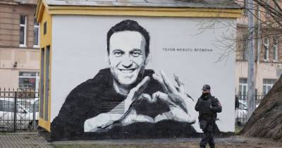 В Санкт-Петербурге возбудили уголовное дело из-за граффити с Навальным