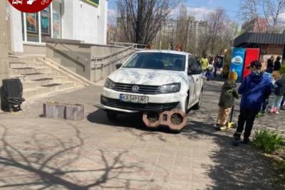 В Киеве женщина перепутала педали и устроила эпичное ЧП