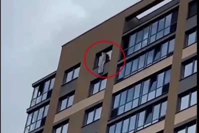 Девочка в Екатеринбурге выбралась на карниз 17 этажа из-за пожара