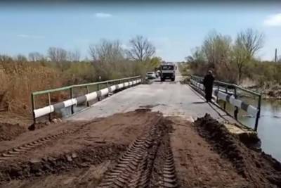 В Волгоградской области за ночь восстановили движение по размытому мосту