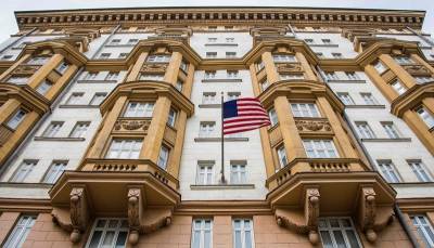 США прекращает выдавать визы россиянам, а своим гражданам рекомендует уезжать из России