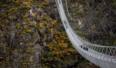 Самый длинный в мире пешеходный висячий мост открылся в Португалии (ВИДЕО)