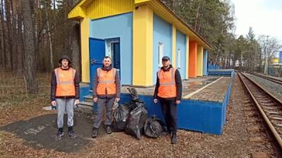 Активисты Свердловского отделения РЭО очистили от мусора территорию детской железной дороги